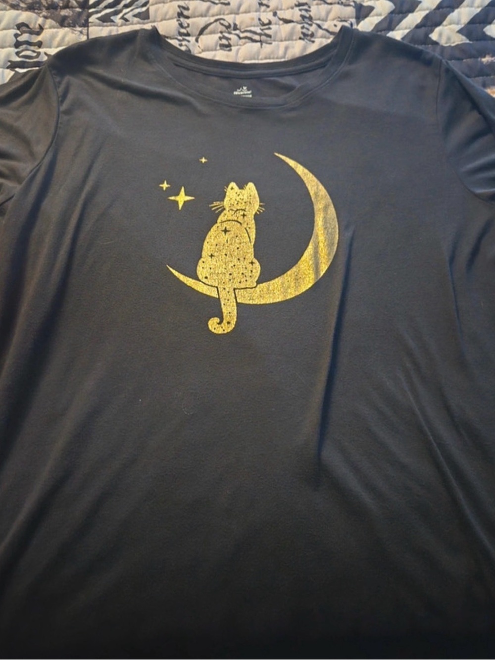 Cuddl Duds Black Tee with Gold Cat on Crescent Moon. Size XL.
